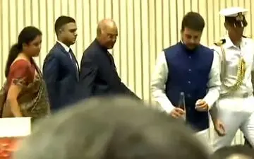 اقدام متواضعانه رئیس جمهور هندوستان در یک مراسم سخنرانی 