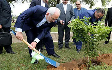 ظریف: بیلتون خرابه!/ حاشیه جالب کاشت درخت صلح و دوستی توسط وزیر امور خارجه + فیلم