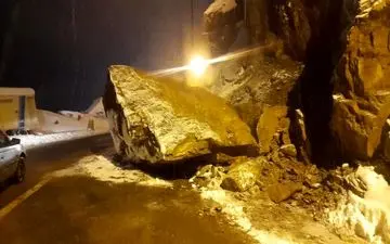 ریزش سنگ بزرگ در محور چالوس + عکس
