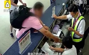 عکس العمل عجیب مسافر پس از لغو پروازش در فرودگاه! +فیلم 