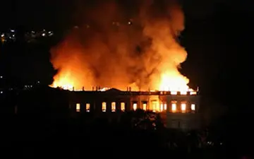 موزه ۲۰۰ ساله برزیل در آتش سوخت + فیلم 