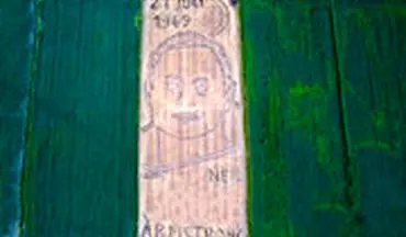  نقاشی چهره آرمسترانگ با تراکتور روی یک زمین کشاورزی!