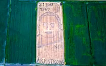  نقاشی چهره آرمسترانگ با تراکتور روی یک زمین کشاورزی!