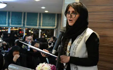 بر فراز برگ‌ها 