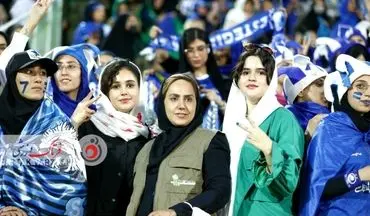 ست آبی و قیافه‌های جالب مادر و دو دخترش در ورزشگاه آزادی+عکس