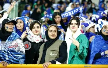 ست آبی و قیافه‌های جالب مادر و دو دخترش در ورزشگاه آزادی+عکس