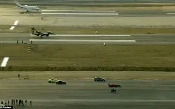 مسابقه سرعت موتورسیکلت با جت جنگنده! +فیلم 