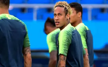 وقتی اسطوره فوتبال فرانسه نیمار را به مسخره می‌کند + عکس