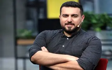  محسن کیایی ۴۳ ساله شد | جشن تولد محسن کیایی همراه با یک جفت کیک!
