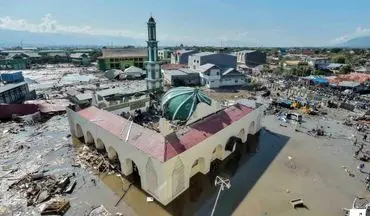 عکس‌العمل نمازگزاران در لحظه وقوع زلزله ۷.۵ ریشتری اندونزی+فیلم