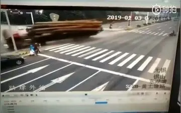 لحظه وحشتناک واژگون شدن تریلی در سر چهار راه +فیلم 