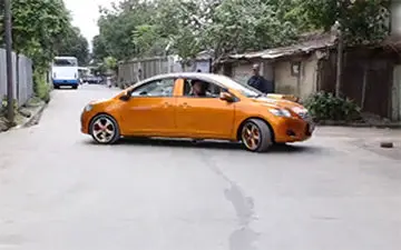 عجیب‌ترین ماشین لوکس دنیا را ببینید/ هدایت خودرو توسط 2 راننده! + فیلم