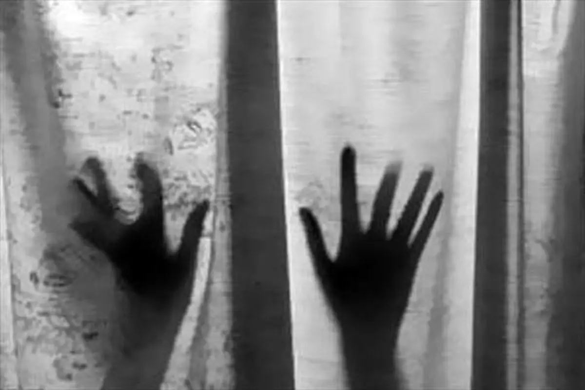 ناپدری شیطان صفت، 70 بار به دختر 7 ساله تجاوز کرد + عکس دختربچه