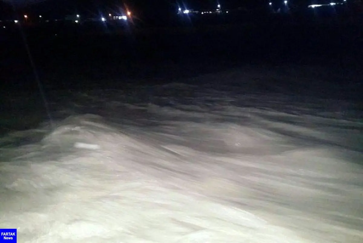 مسکن مهر پلدختر در محاصره سیلاب/ساکنان در طبقات بالا پناه بگیرند
