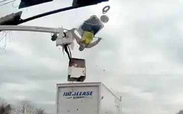 کارگر برقکار بر اثر برخورد کامیون از بالابر سقوط کرد + فیلم 