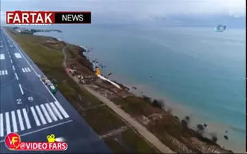 خروج هواپیمای مسافربری از باند/ یک قدم تا سقوط در دریا + فیلم