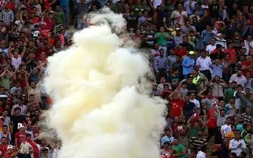 اعتراض هواداران پرسپولیس به داور با پرتاب اشیا