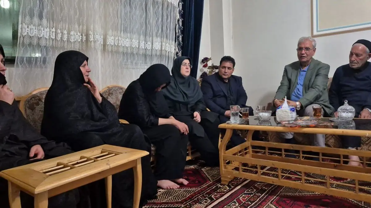   دیدار سخنگوی دولت و دستیار رئیس‌جمهور با خانواده الهه حسین‌نژاد 