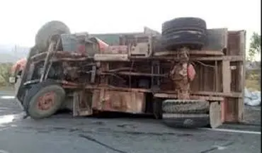 واژگونی کامیون در محور قدیم ساوه-تهران موجب مرگ راننده شد