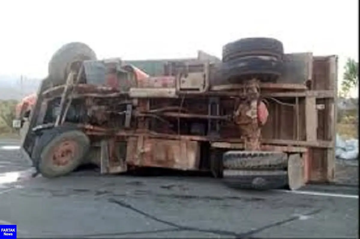 واژگونی کامیون در محور قدیم ساوه-تهران موجب مرگ راننده شد