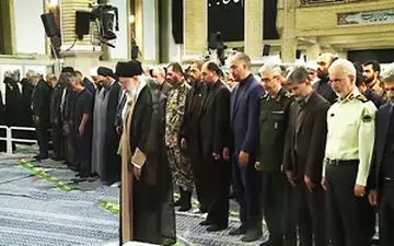 لحظاتی از آغاز دیدار شب خاطره دفاع مقدس با حضور رهبر انقلاب + فیلم