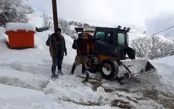 نجات خانواده مسافر 18 نفره از برف و کولاک 