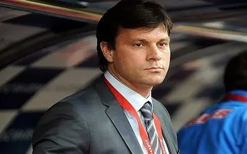  سرمربی ترکیه‌ای تراکتورسازی در نماز جمعه تبریز شرکت کرد+عکس 