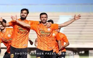 صحنه گل اول مس‌کرمان در دقیقه یک بازی توسط میلاد صارمی 
