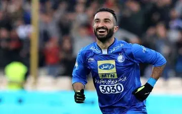 حضور داریوش شجاعیان در سکوهای ورزشگاه آزادی + فیلم