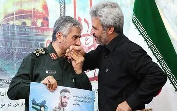 بوسه فرمانده کل سپاه بر دست پدر شهید محسن حججی 
