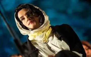 میترا حجار با رنگ موی خاص در جشنواره جهانی فجر