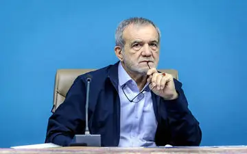 پزشکیان همراه با ملی‌پوشان فوتبال پا به توپ شد