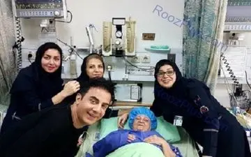 مجری معروف صداوسیما و پرستاران خانم بر بالین مادرش در بیمارستان/عکس