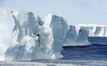 لحظه شکسته شدن یک یخچال طبیعی و فرار از مرگ دو ماجراجوی کایاک سوار 