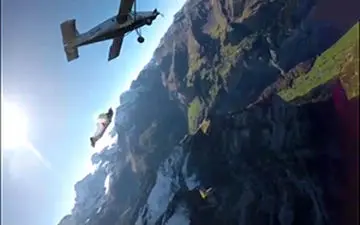 سوار شدن به هواپیما در ارتفاع ۴ هزار متری + فیلم