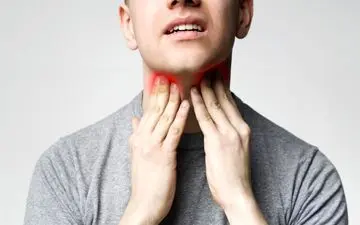 بعد از بیدار شدن از خواب چرا گلو درد داریم؟

