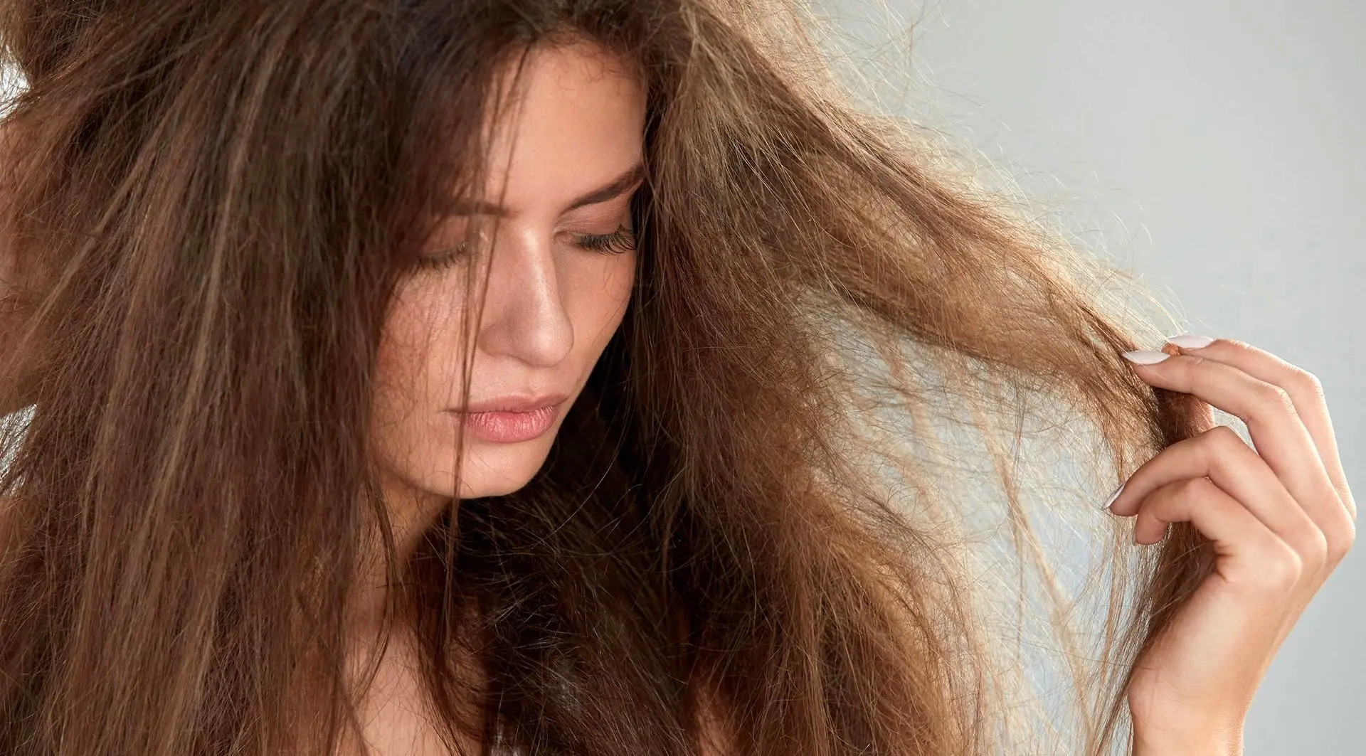 چگونه موهای آسیب دیده را ترمیم کنیم؟ / راه های جلوگیری از ریزش مو - داروخانه آنلاین فارمافوری
