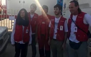 پزشکان آلمانی در حال رفتن به مناطق زلزله زده/عکس