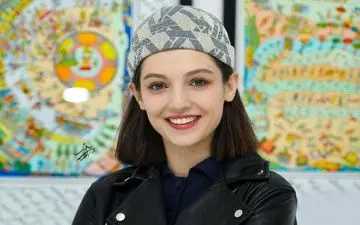 دکوراسیون خانه هنری مهسا حجازی بازیگر تاسیان؛ ترکیبی از کتابخانه چوبی و بشقاب‌های سنتی