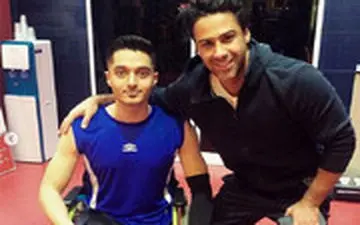 تمرین فرهاد مجیدی با بازیکن والیبال نشسته در باشگاه بدنسازی