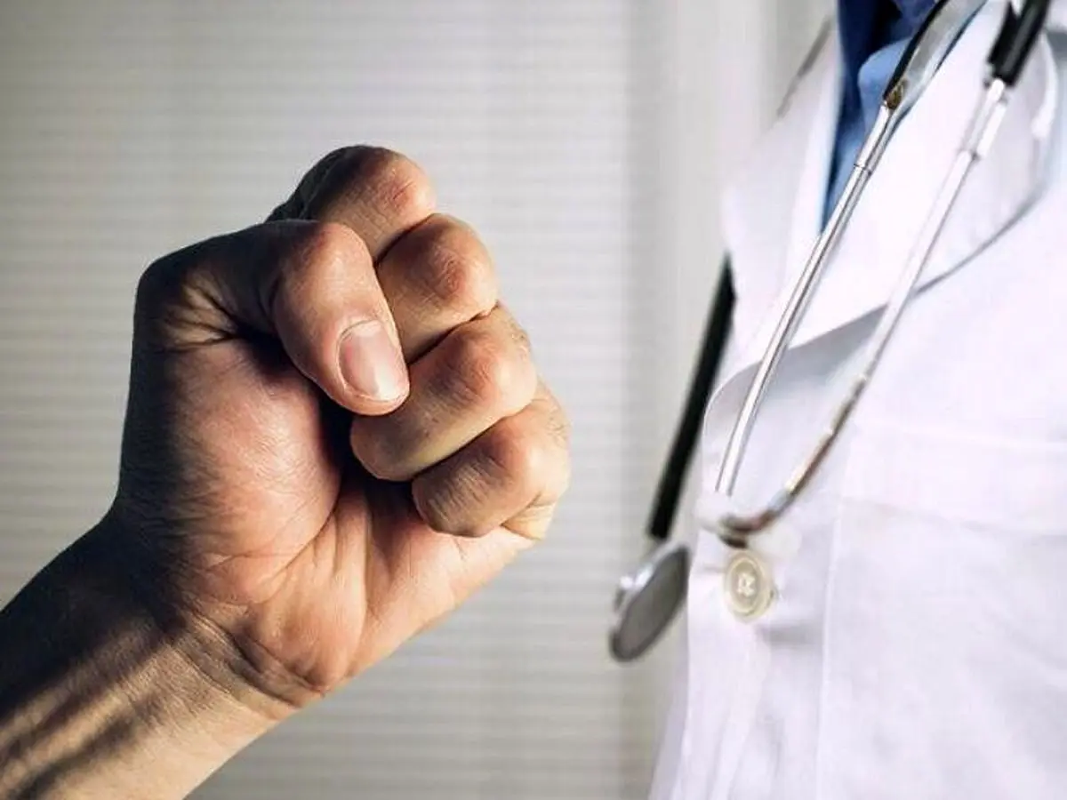 ضرب و شتم کارکنان شبکه بهداشت شهرستان بروجن/ فرد مهاجم دستگیر شد