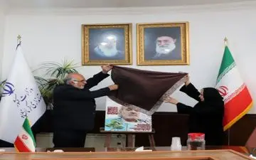 
 رونمایی از نشان "جشنواره منطقه‌ای شعر محمد‌جواد محبت"





