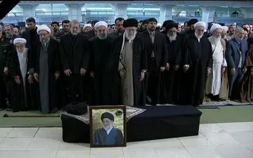  رهبر معظم انقلاب بر پیکر آیت الله شاهرودی نماز اقامه کردند