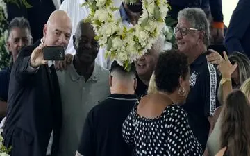  واکنش رئیس فیفا به گرفتن عکس سلفی با تابوت پله!