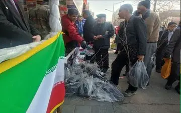 توزیع نهال رایگان در راهپیمایی ۲۲ بهمن