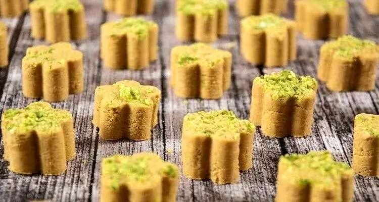 طرز تهیه شیرینی نخودچی شکری؛ شیرینی خوشمزه برای عید نوروز