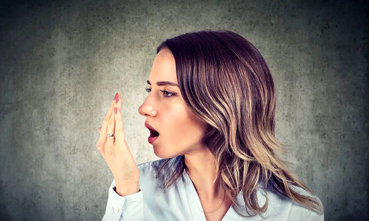 بوی بد دهان صبحگاهی: ۷ راهکار ساده برای رفع این مشکل