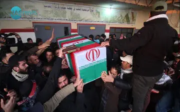 پیکر «حاج قاسم» روی دوش مردم عراق/ شعار «الله، الله اکبر- آمریکا شیطان اکبر» در خیابان‌های کاظمین