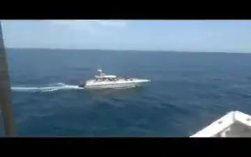 فیلم/ لحظه نزدیک شدن شناورهای ایران به ناوهای جنگی آمریکا 