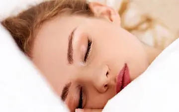 خوابیدن با آرایش: عاملی مخرب برای سلامت و زیبایی پوست شما